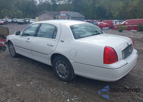 2007 Lincoln Town Car Signature Limited from USA, damaged, VIN 1LNHM82W57Y633673
